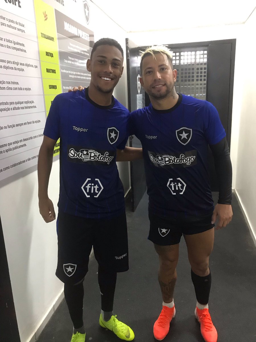 Diguin_02's tweet photo. Primeiro treino com o profissional concluído, grato a Deus por tudo oque está fazendo na minha vida!! 🙏🏾✅ https://t.co/DQcjnGBSXg
