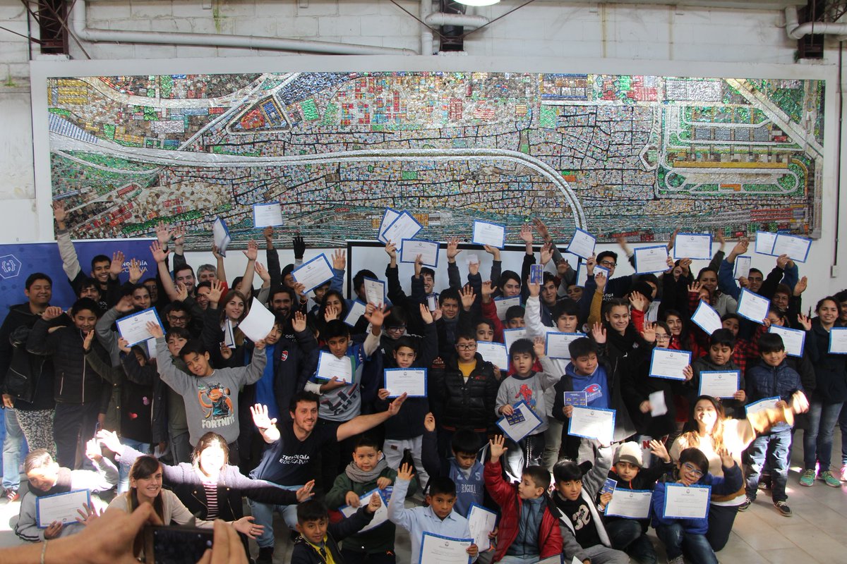 BA_Integracion's tweet photo. Chicos y chicas del #Barrio31 disfrutaron y aprendieron con el programa #aprendeprogramando. Compartimos una jornada llena de juegos en la que presentaron los proyectos que realizaron en estos últimos meses #EstudiarEsElegirTuFuturo https://t.co/QSZjmCXySr