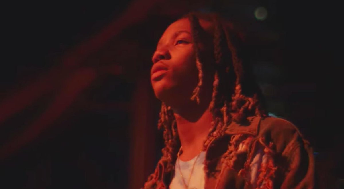 VibeMagazine's tweet image. Premiere: @happybdaycalvin's ode to the hustle shines in visuals for "Kari’s Song (Long Way Home)" at.vibe.com/nqzNgF