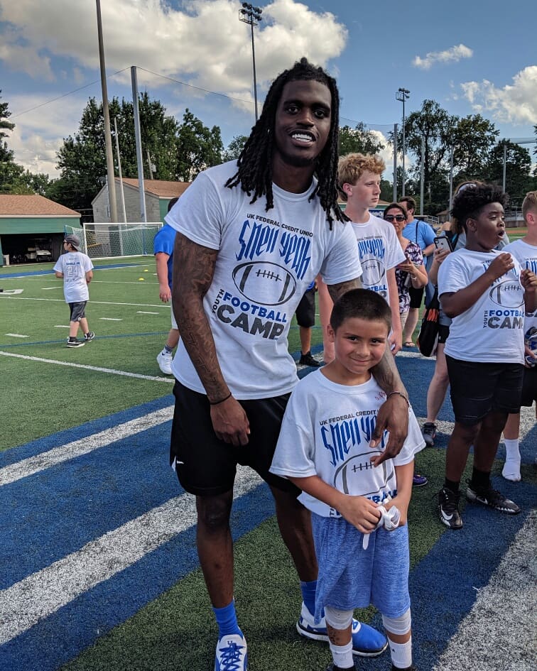 screwdupmexn's tweet photo. Big thanks to benny and all the uk players who made this camp great for our kids, YALL THE REAL MVPS @TerryTouchdown3 @benny_snell @ajrose_10 #bennysnellcamp #snellyea #BBN https://t.co/Xx7sWFEneW