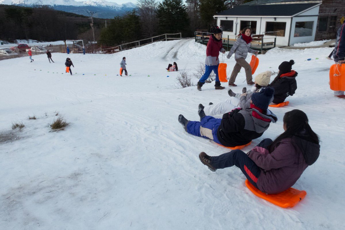 WalterVuotoTDF's tweet photo. Los jóvenes de la ciudad disfrutan “Activá el Invierno” con deportes invernales, recreación y talleres que se llevan adelante en el CePLA-El Palomar. #UshuaiaMásActiva https://t.co/3UxP5FAMYT
