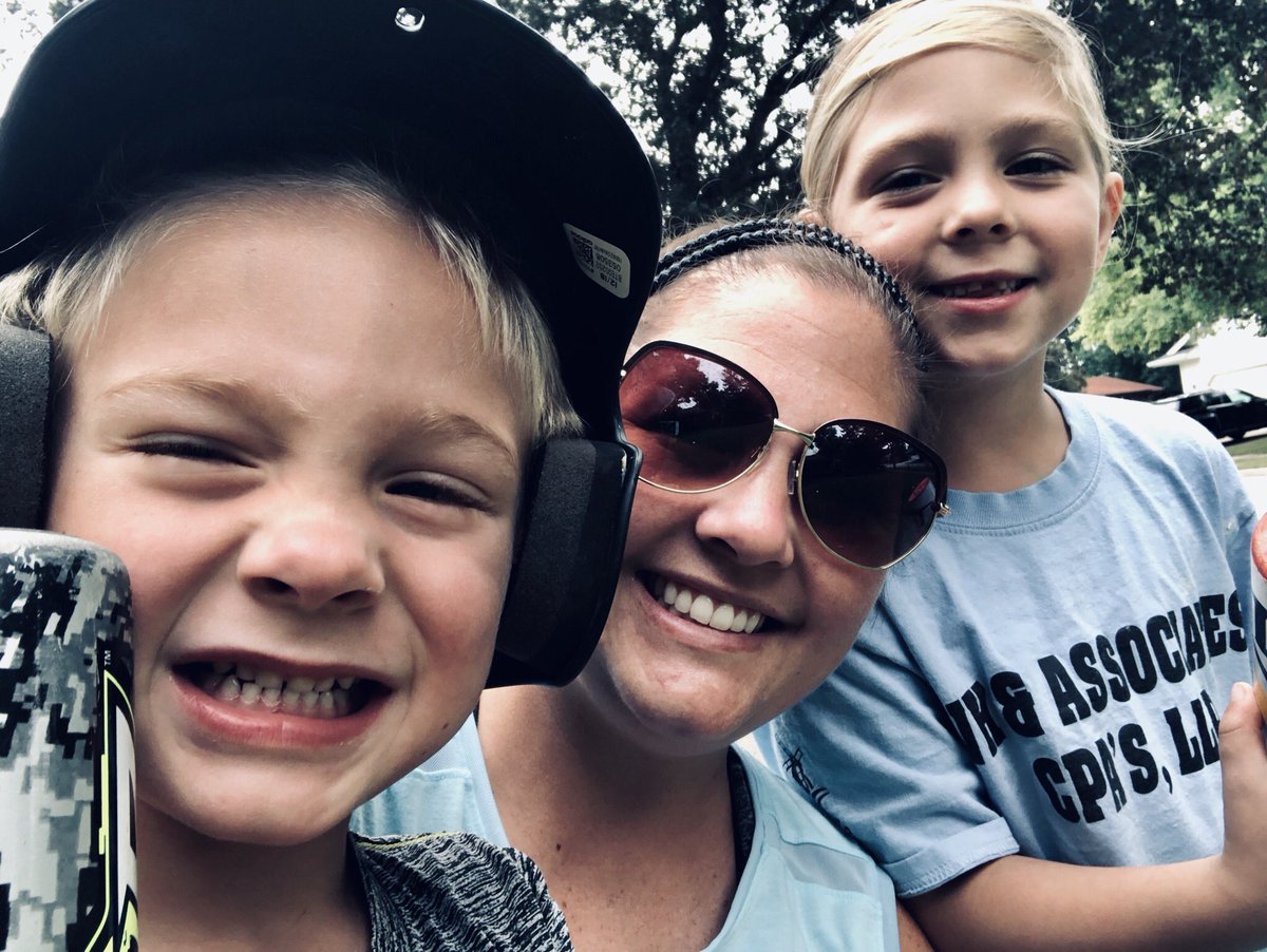 AZimmermannA116's tweet photo. Love these baseball kids!!  #lovekidsselfie #NGESSummerSelfieBingo @Janna4kids https://t.co/jrC3CzYmwm