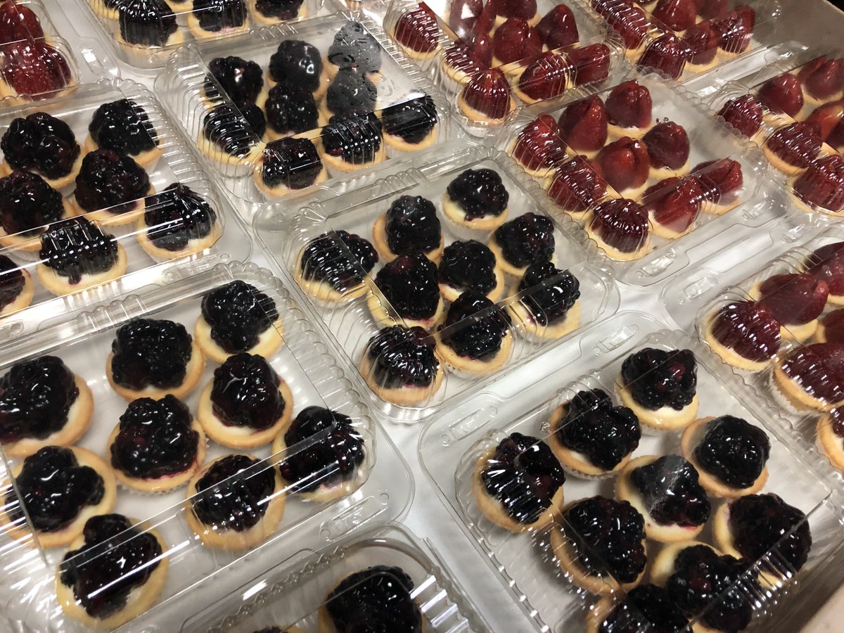 FoodShaws's tweet photo. Pedido especial de mini Tartaletas de fresas y blackberries 🍓🍃 Ideales para tus eventos, con ingredientes naturales, frescas y prácticas! 🎉Haz tu pedido en Shaw’s, #appetizers #artisannnaturalfoods #eventossv #letsparty #localspecialty #PartyTime https://t.co/2afNZsrcai https://t.co/5tsAGo9U8v