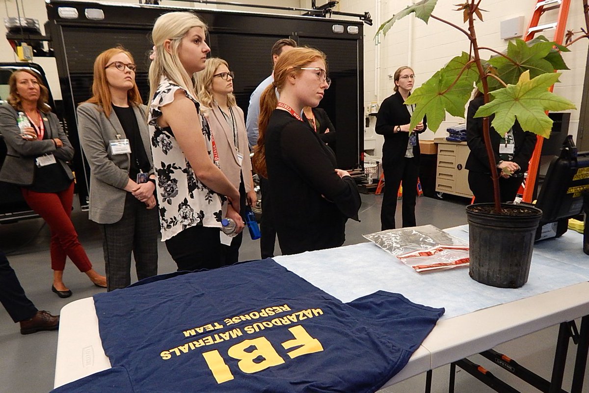 FBIMinneapolis's tweet photo. More than 40 federal and state summer interns paid a visit to the office today, hosted by our #FBI intern class. They saw a lot and learned a lot. The future of America is bright with young people like these. Thanks, all for stopping by! https://t.co/9eUWCWYz6i