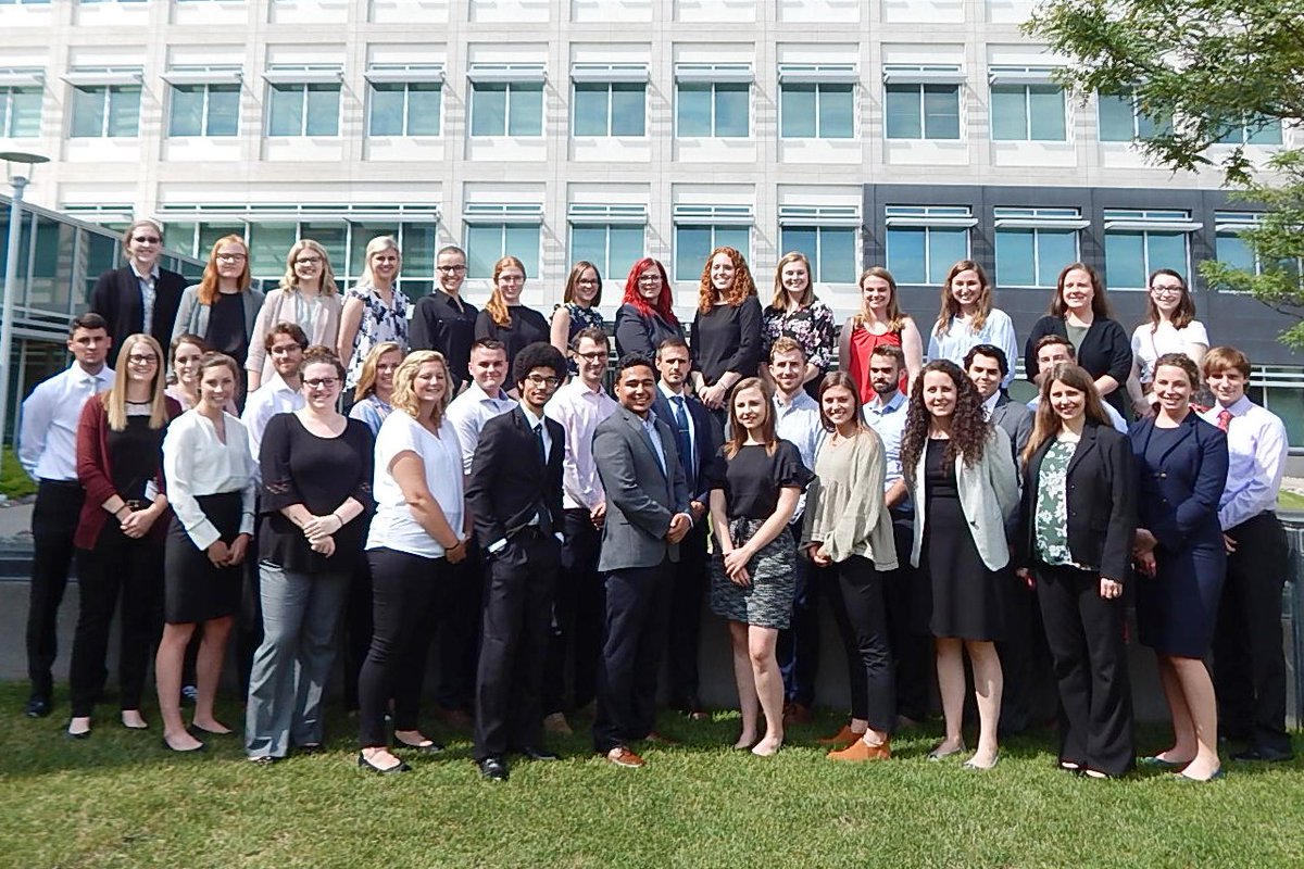 FBIMinneapolis's tweet photo. More than 40 federal and state summer interns paid a visit to the office today, hosted by our #FBI intern class. They saw a lot and learned a lot. The future of America is bright with young people like these. Thanks, all for stopping by! https://t.co/9eUWCWYz6i