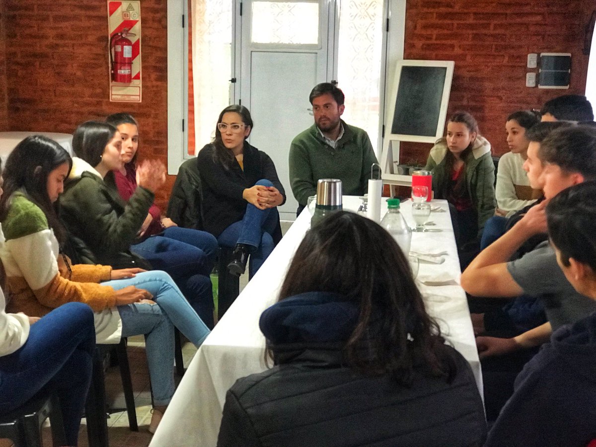 JosefaMendo's tweet photo. Todo es político, con @LucianoSpinolo nos juntamos con centros de estudiantes secundarios de #TresLomas.
Una generación deconstruida, comprometida, amplia y que la tiene re clara. https://t.co/024E456SVe