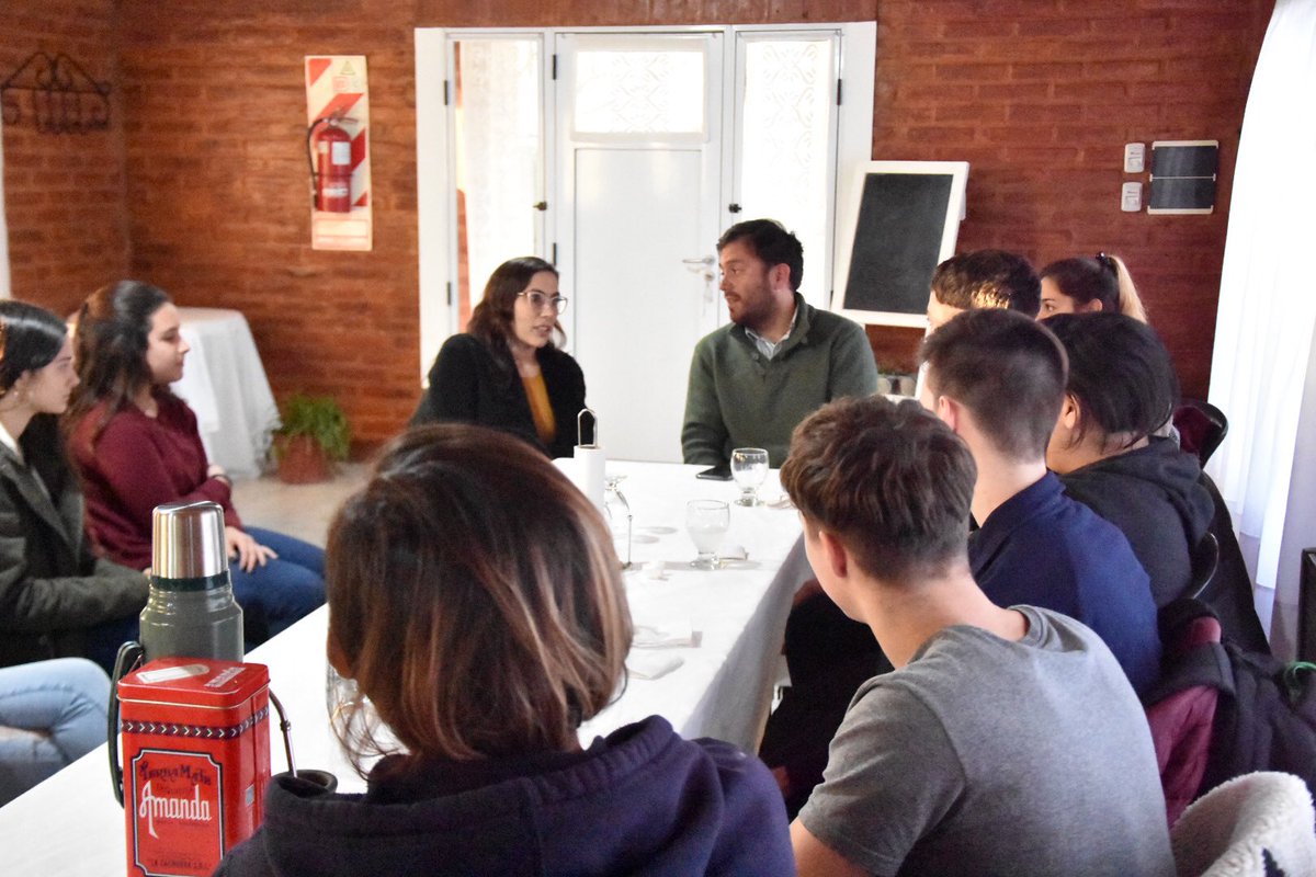 JosefaMendo's tweet photo. Todo es político, con @LucianoSpinolo nos juntamos con centros de estudiantes secundarios de #TresLomas.
Una generación deconstruida, comprometida, amplia y que la tiene re clara. https://t.co/024E456SVe