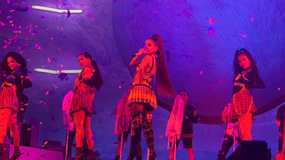 _petalag8's tweet photo. 1 month ago #SweetenerWorldTour #SWTNewYork #SweetenerTour #ThankuNextTour https://t.co/Kqkv2y8ADC