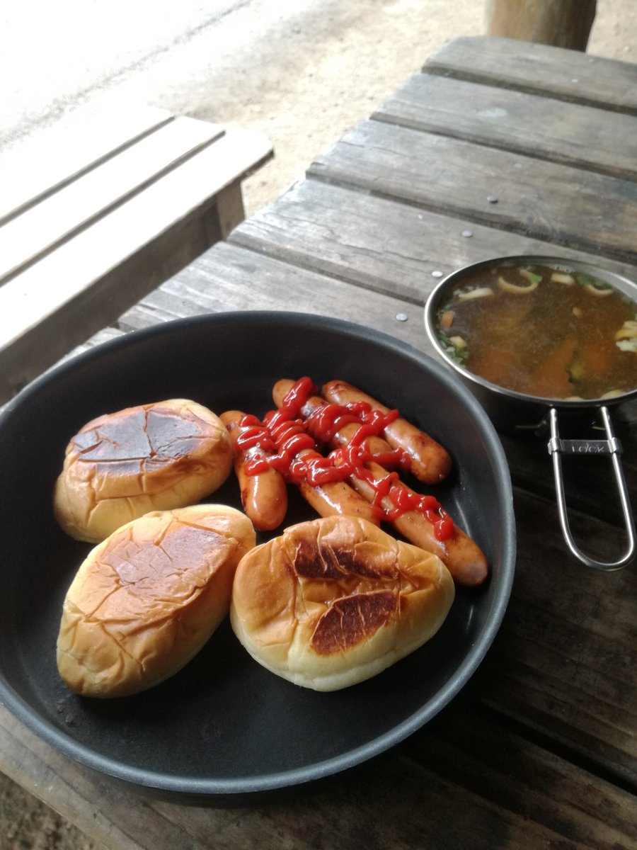 朝食 焼いたウインナー バターロール そして味噌汁 味噌汁がほっとする キ 吉岡味二番のイラスト 朝食 焼いたウインナー バターロール そして味噌汁 味噌汁がほっとする キ 吉岡味二番のイラスト