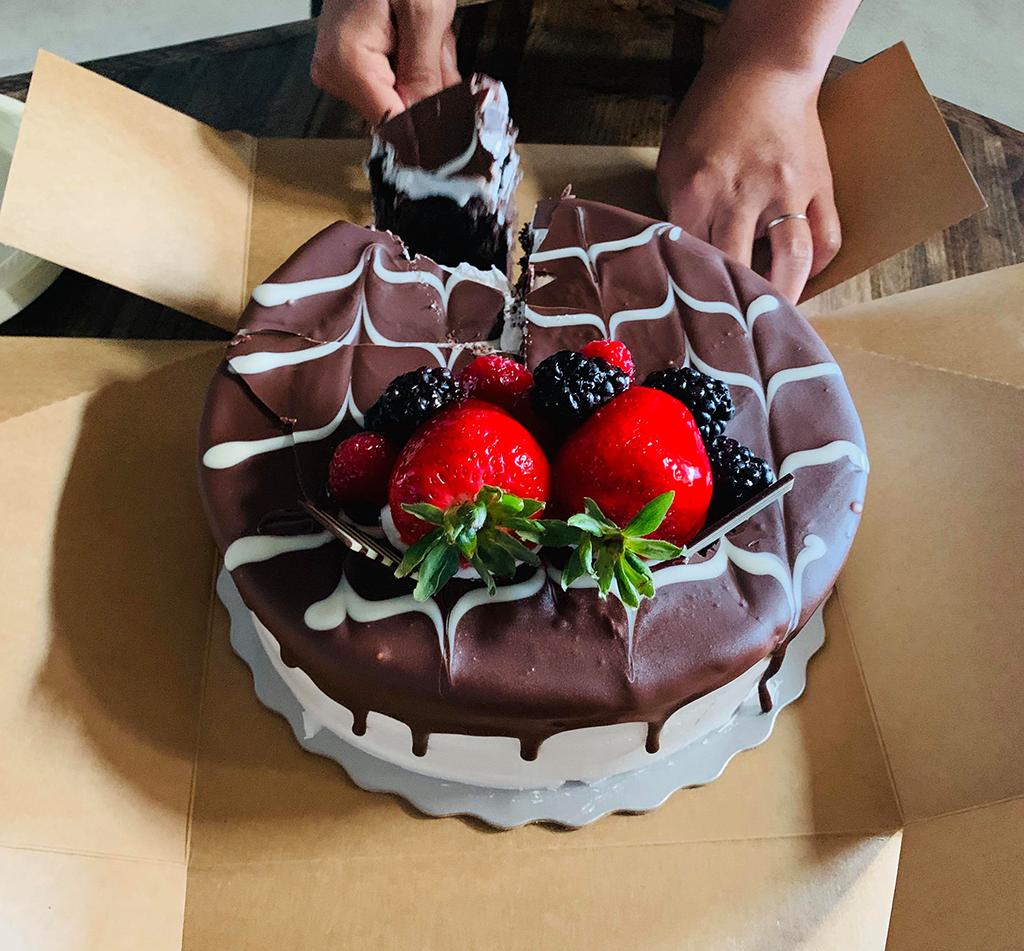 Beyond_FX's tweet photo. #TBT to Jon's epic birthday celebration! What we wouldn't do to have another slice (or two) of that amazing birthday cake... 🎂

#BeyondFX | #VFX | #VFXstudio | #VFXartist | #RealTimeVFX | #BirthdayBoy https://t.co/8NDN2YQKvM