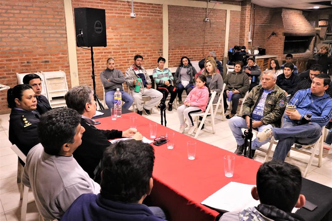 subsepartcomyg's tweet photo. Siguiendo el mensaje del Gobernador @domingopeppo de afianzar lazos con la comunidad,nos reunimos con el #ForoVecinal del barrio Insssep de 4a jurisdicción. Charlamos sobre #SeguridadPreventiva y escuchamos a los vecinos/as.
@ChacoGobierno
@SeguridadChaco
@FantinNestor https://t.co/IgWGMIjmek