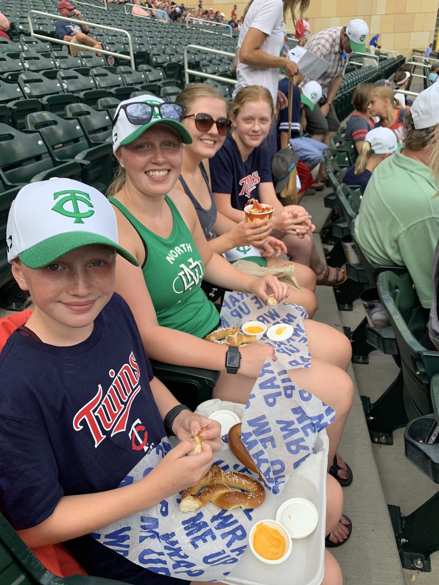 JenniferLee_24's tweet photo. Annual family baseball game. BONUS: It’s UND night. Go Twins! #TwinsPics #UNDNight @undalumni #GoSioux @Twins https://t.co/rxtlfdQgew