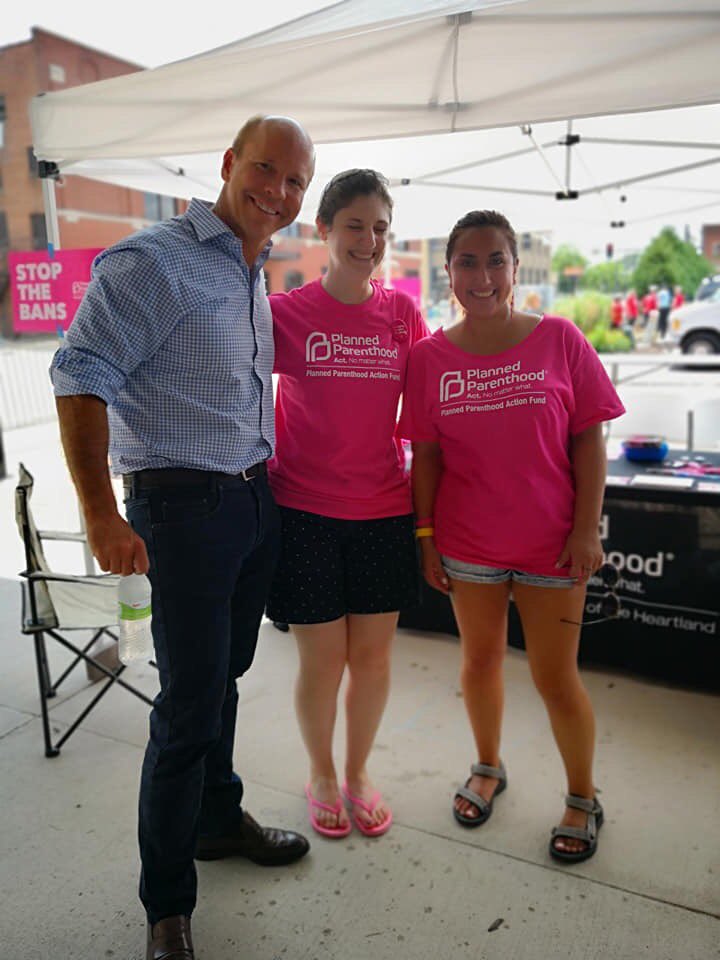 yasminradjy's tweet photo. The amazing folks at @PPVotesIA were busy today recruiting members — and making sure 2020 candidates are committed to #StopTheBans! 💕👊🏽🌽 #CornFeed @JulianCastro @SenGillibrand @Hickenlooper @JohnDelaney https://t.co/rAnqdFWTno