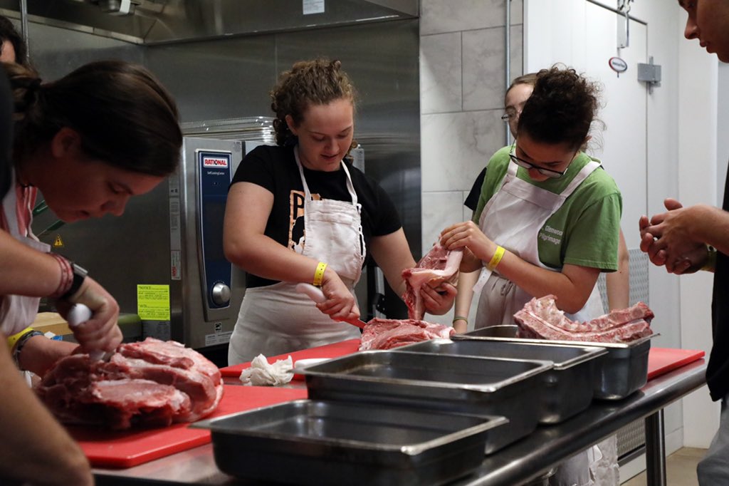 ESFoodLab's tweet image. #Fermentation Nation Day 2!
During the second day, students butchered a Langenfelter pig &amp;amp; foraged along the banks of the #ChesterRiver in kayaks! 
#chestertown #student #collegelife #realworldlearning #wac #esfl #eatlikehumans #handson #butcher #realworld #camp #alwayslearning