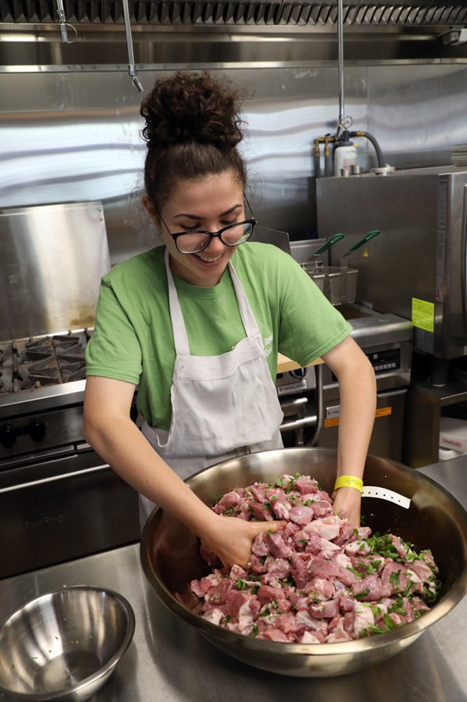 ESFoodLab's tweet image. #Fermentation Nation Day 2!
During the second day, students butchered a Langenfelter pig &amp;amp; foraged along the banks of the #ChesterRiver in kayaks! 
#chestertown #student #collegelife #realworldlearning #wac #esfl #eatlikehumans #handson #butcher #realworld #camp #alwayslearning
