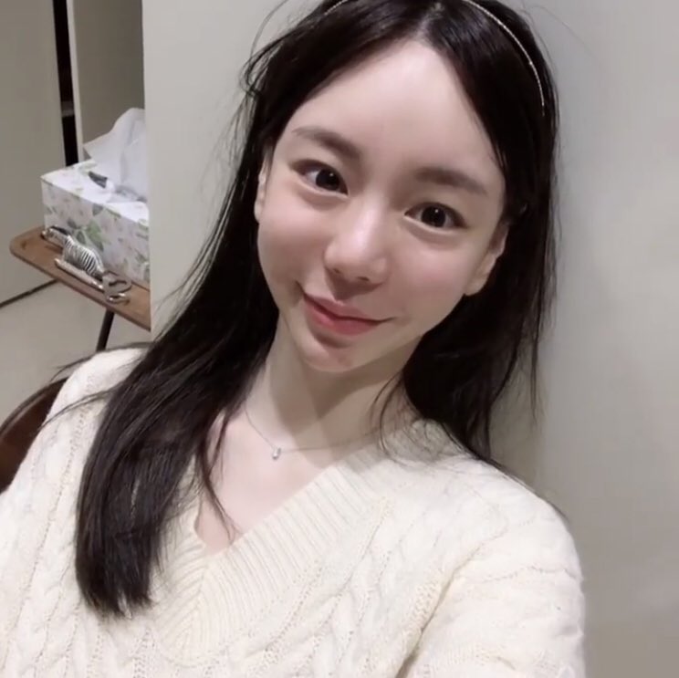 suuswennn's tweet photo. Since the media LOVES to censor her face, can I ask everyone to RT this?

Let the world know how she look like. She’s not just a drug user, but a peddler/seller and is involve with sexual related scandal.

She has ruined many lives.

I ask people out there to 
PLEASE BEWARE‼️‼️ https://t.co/RxM8J9uwAu