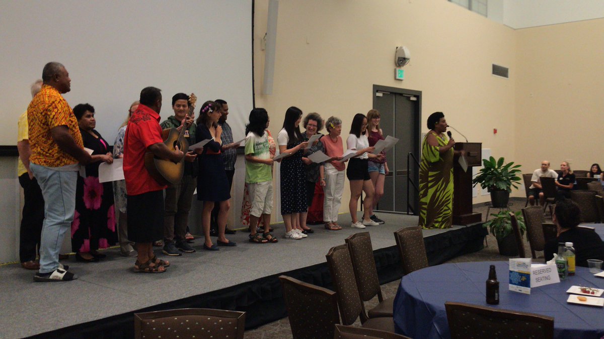 LSA2019's tweet photo. Field methods class with a special surprise number. #lingstitue2019 https://t.co/WaJmSw4fRC