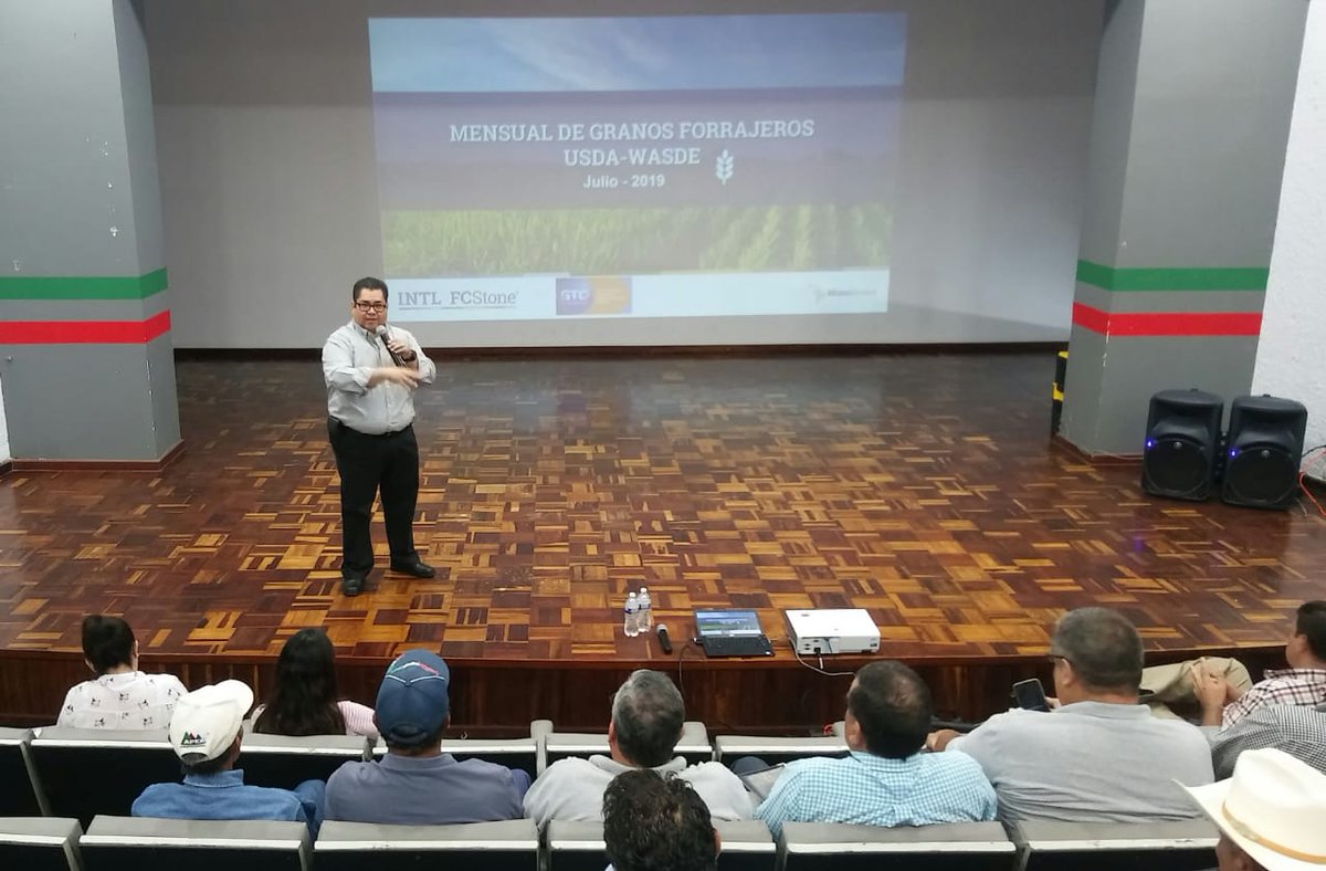 campogobgente's tweet image. Reunión donde se informó a las Unidades de Producción Agropecuarias las condiciones actuales y perspectivas del mercado internacional de los granos, para que el productor de Guanajuato proteja sus cosechas ante la posible baja de precios mediante la compra de coberturas.
