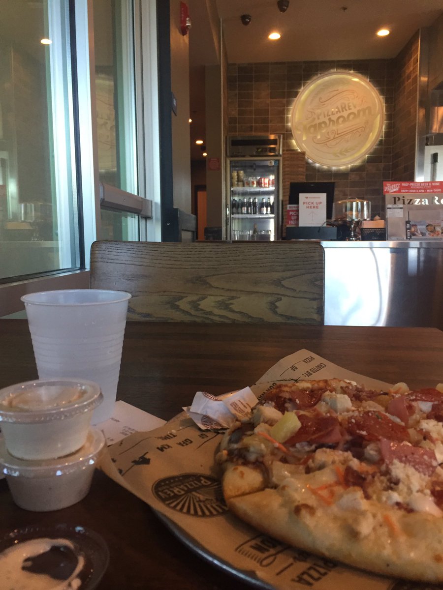 thorincollege's tweet photo. Who I go out to get pizza with while my love is in LA #loyalty #pizzadates https://t.co/hTRmp118YD