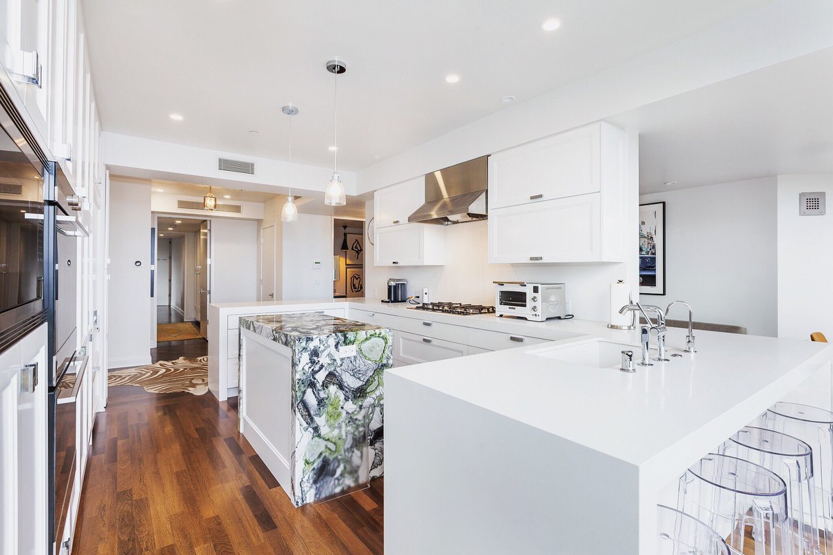 laurimstudio's tweet image. What do you think of this beautiful slab as a statement piece?😍🎨 #McCartyCondo #LauriMorrisonStudio

#design #interiordesign #condorenovation #reno #renovation #statement #statementpiece #greenmarble #marbleslab #marble #slab #architecture #dreamhome #dreamkitchen #kitchengoals