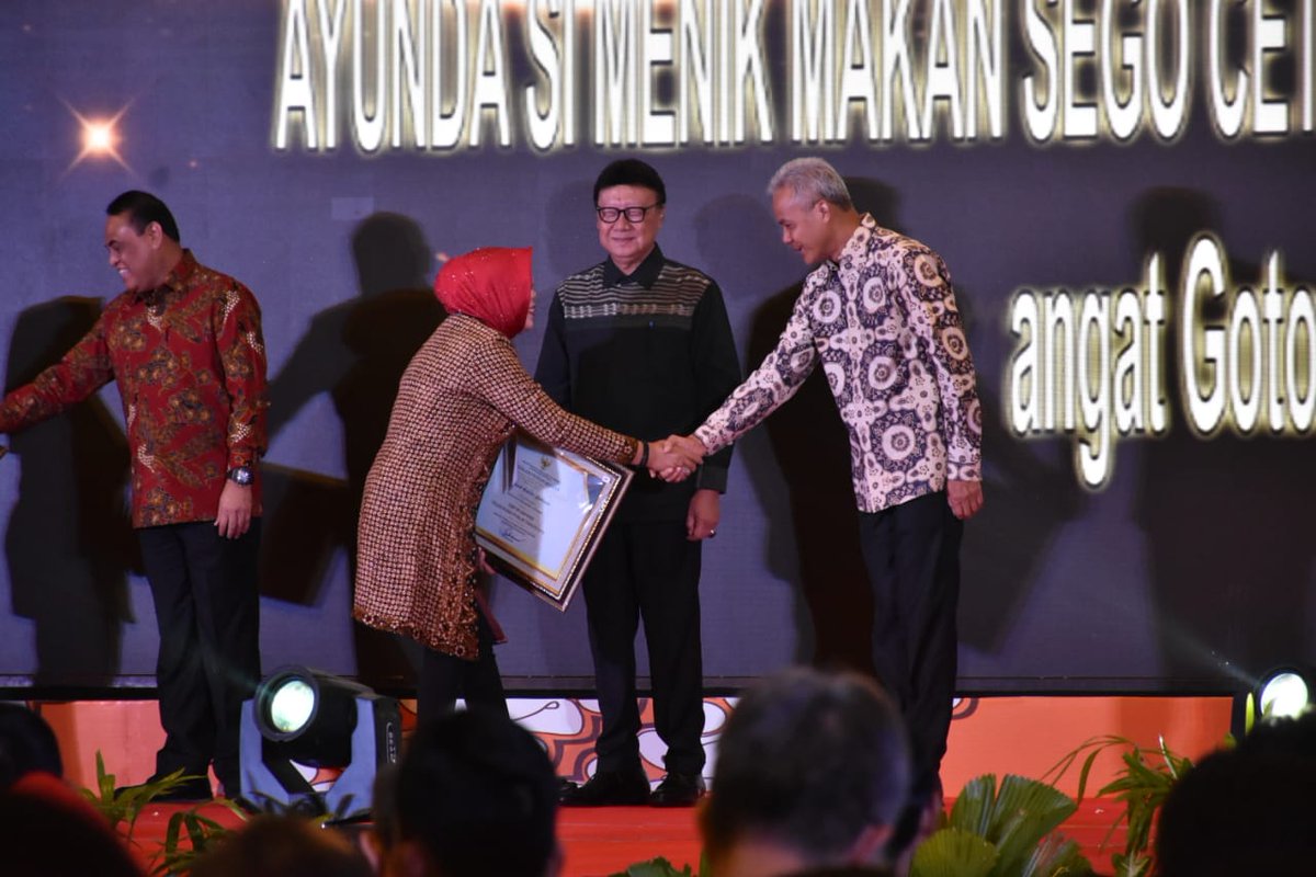 humasGrobogan's tweet photo. Awarding Top 99 Kompetisi Inovasi Pelayanan Publik Tahun 2019. Judul Inovasi "Rumah Kedelai Grobogan".
Semarang, 18 Juli 2019.
#awards#groboganindah #groboganbersemi #wisatagrobogan #groboganmaju #groboganjaya #purwodadigrobogan #purwodadijateng #visitgrobogan #visitpurwodadi https://t.co/wYneDurT8m