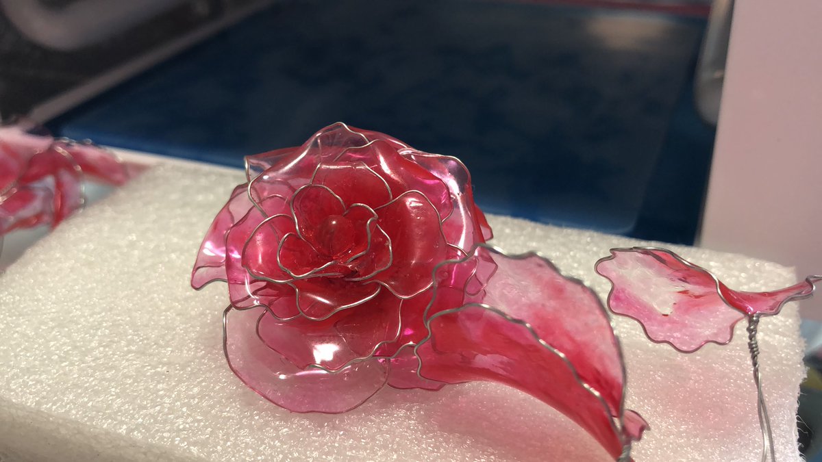 crescent_moon_2's tweet photo. 薔薇の髪飾り作成中⸜(* ॑꒳ ॑*  )⸝⋆*

私の毎年恒例の花火大会巡り、妊娠9ヶ月目で旦那にダメって言われてるから行けないだろうな…(⚭⃙⃚⃘᷄⑅⚭⃙⃚⃘᷅)

頼まれた髪飾りを 完成させて、知り合い数名の着付けして大人しく過ごすか…(｡•́ωก̀｡)ｸﾞｽﾝ

 #ハンドメイド好きさんと繋がりたい https://t.co/PhsrkRMgrm