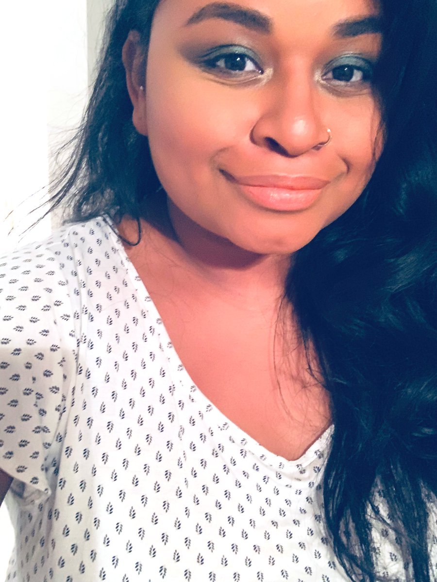 GoreNatalie04's tweet photo. I was sooo nervous about getting “go lightly” shade for @Lisa_Eldridge ‘s new summer shades but WOW it feels sooo nice and comes off so natural and everyday for me. I was shocked! (not that it’s amazing) but how brown girl friendly it is 💗💗💗💗💗 @Lisa_Eldridge KILLIN IT https://t.co/HYhuC47tDV