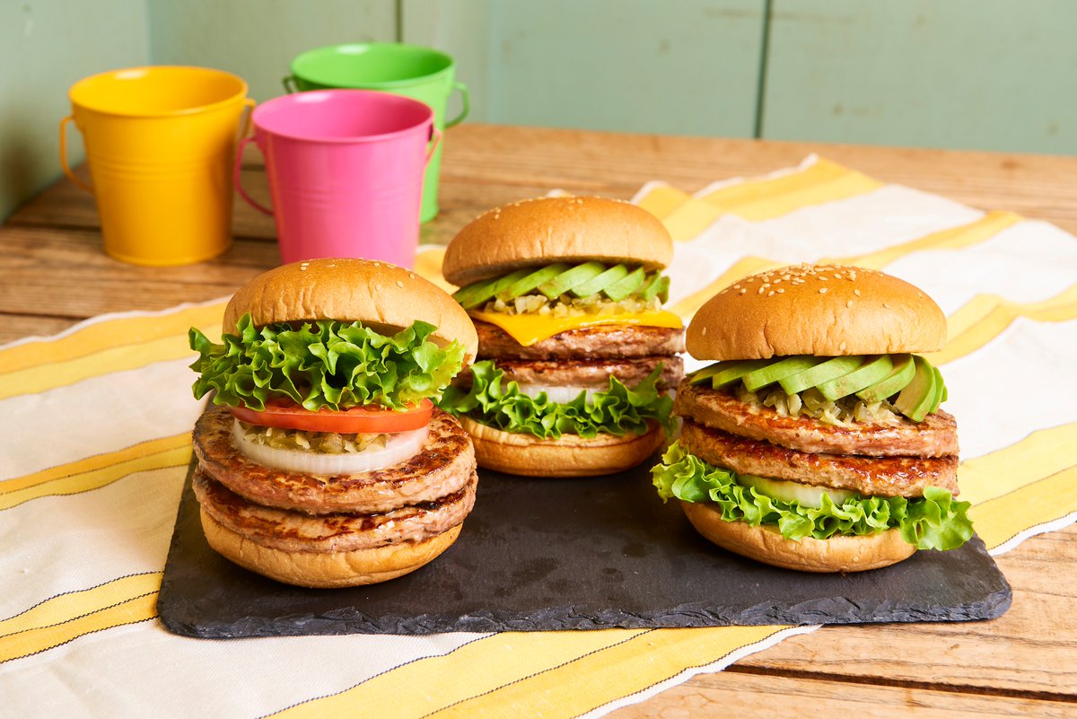 Freshness_1992's tweet photo. 今日は #ハンバーガーの日 ！
今では日本でもメジャーな食べ物になった「ハンバーガー」★
みんなでハンバーガー業界を盛り上げていきたいですね😊

#フレッシュネスバーガー https://t.co/k1VuHIZPOE