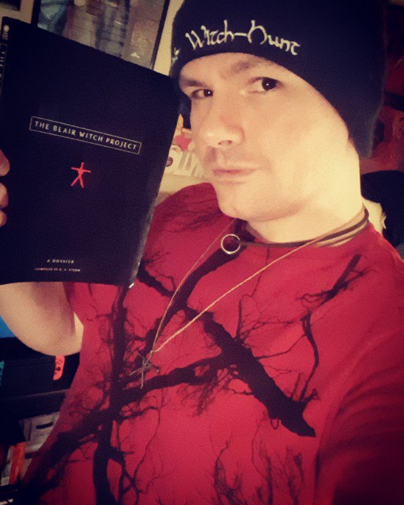 Godlike_Virus's tweet photo. Can't begin to say how many times I've flipped through this dossier/book compiled by author D.A. Stern. Every fact, interview, photograph, is bound within these pages. Am I #obsessed? Probably. #Fascinated? Definitely.
#TheBlairWitchProject #BlairWitch #EllyKedward #RustinParr https://t.co/x8pvQjwAgt