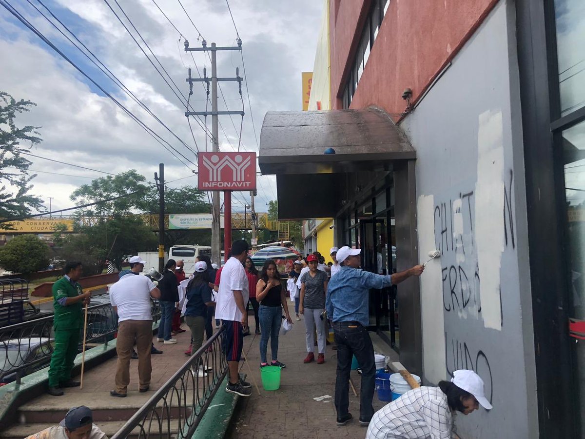 IsraelOcampoMx's tweet photo. El gran equipo #Infonavit Oaxaca, se suma al #MacroTequio en el marco de la celebración de la Guelaguetza 2019. Nos llenamos de orgullo y satisfacción trabajar en equipo y solidaridad en actividades que benefician a nuestra ciudad. @AlejandroMurat @DanteMontano @MunSantaLucia https://t.co/vNxxJBP6m1