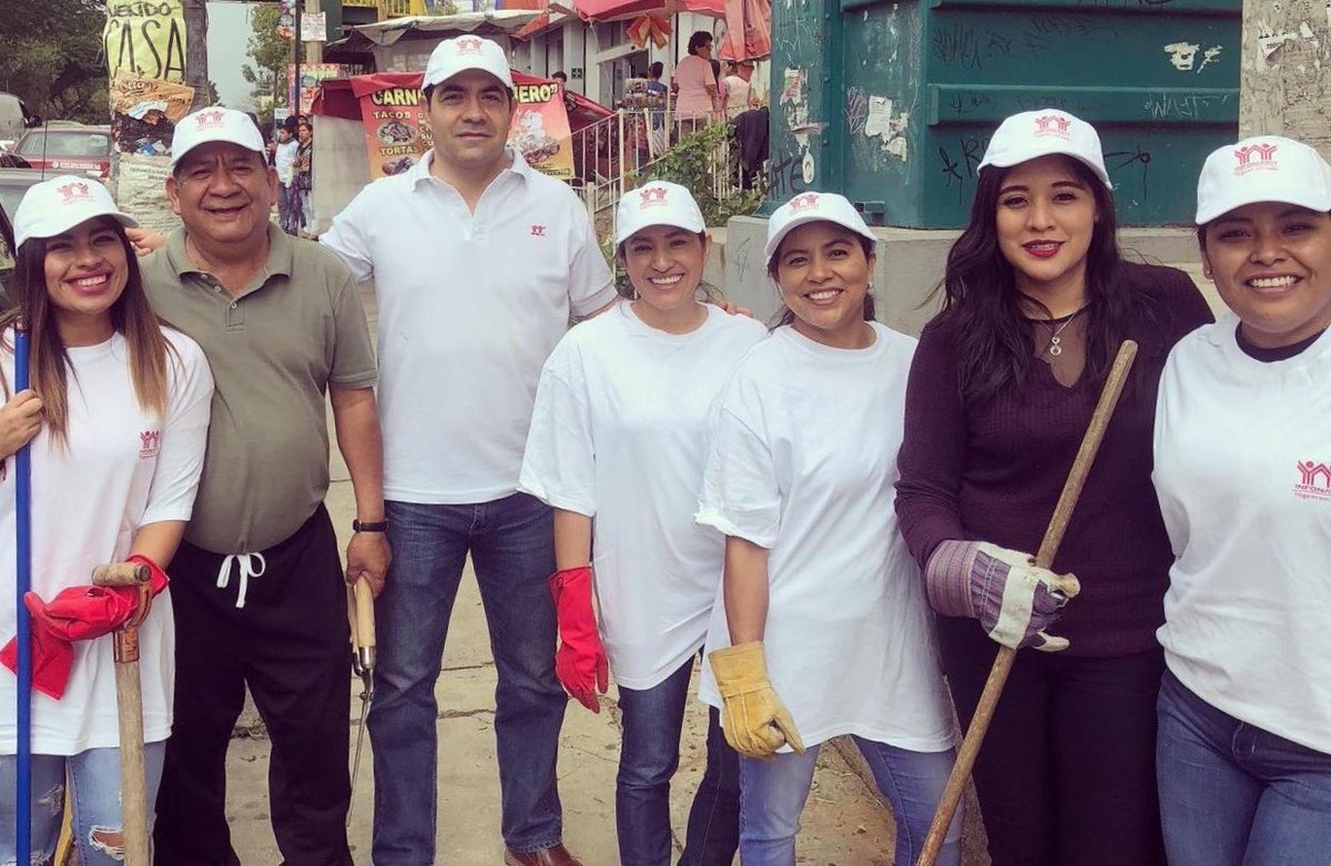 IsraelOcampoMx's tweet photo. El gran equipo #Infonavit Oaxaca, se suma al #MacroTequio en el marco de la celebración de la Guelaguetza 2019. Nos llenamos de orgullo y satisfacción trabajar en equipo y solidaridad en actividades que benefician a nuestra ciudad. @AlejandroMurat @DanteMontano @MunSantaLucia https://t.co/vNxxJBP6m1