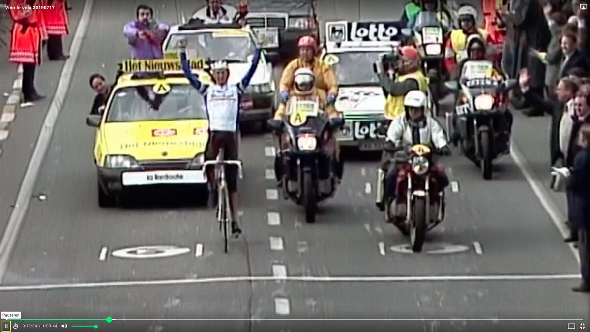 Niet alleen #Merckx, maar ook #urbanus te zien in de volgwagen van #RVV1991 ? <a href="/Vannieuwkerke/">Karl Vannieuwkerke</a> <a href="/lindemerckpoel/">Linde Merckpoel</a>  <a href="/sporza_koers/">Sporza 🚴</a> #vivelevelo #dtv #