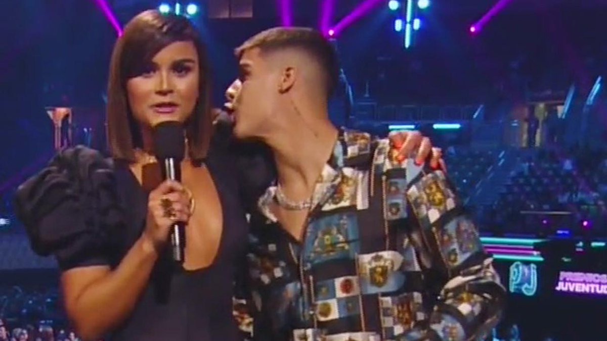 UnivisionHelp's tweet image. Muy acalorada, @ClaryMolinaRD no se aguantó las ganas de darle un abrazo a Lunay. 🔥 #PremiosJuventud uni.vi/iXZz30p9Wtk
