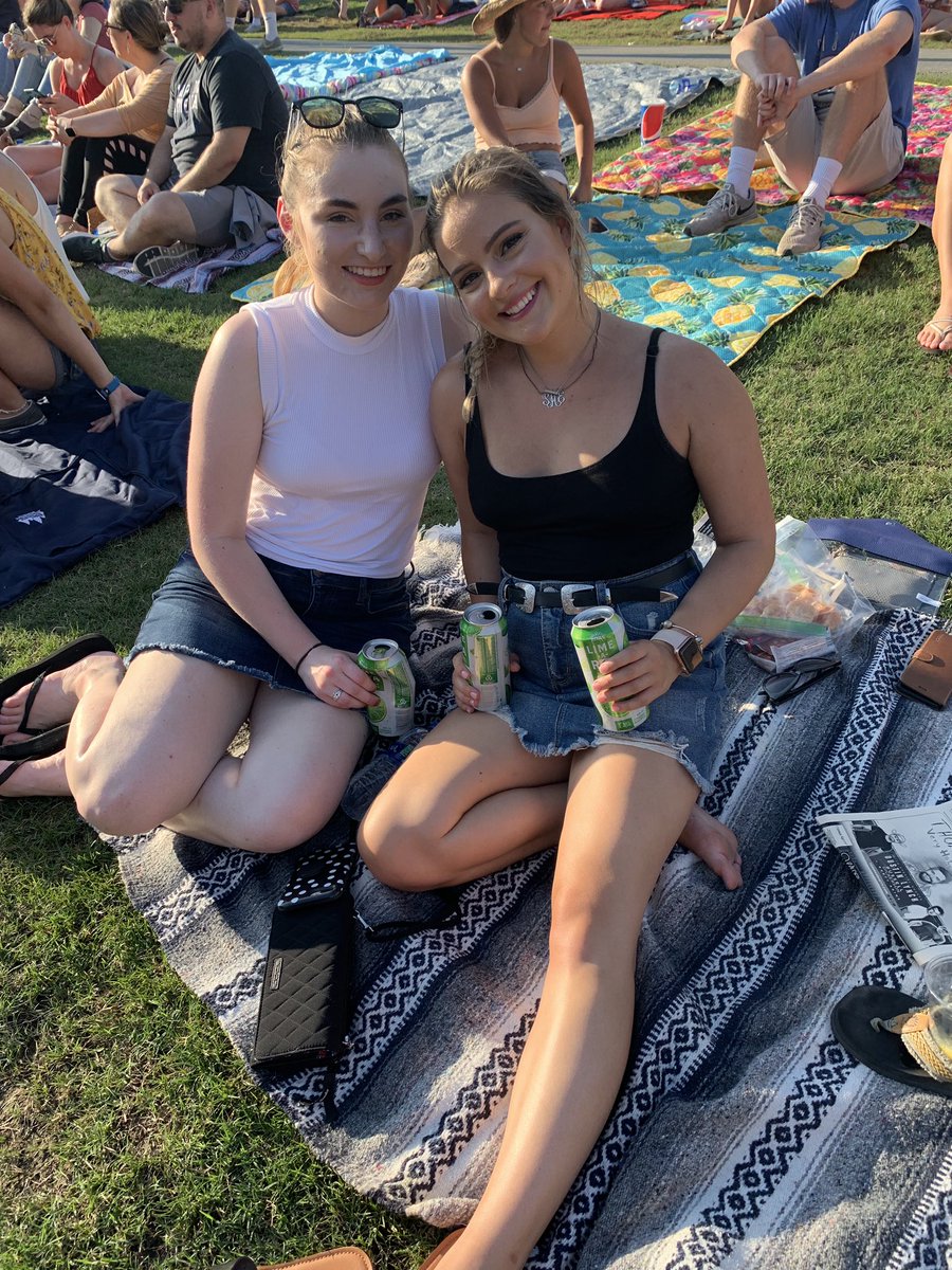 thesarahheiland's tweet photo. love ya Thomas Rhett !!! @ThomasRhett
#ThomasRhettMPP https://t.co/1UjzwNUZ6s