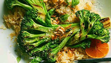 tandfallstates1's tweet photo. Grilled Broccoli &amp; Orzo
Top with broccoli, pine nuts, Parmesan, and basil. Season with black pepper. Serve with orange wedges.
Anna Kovel: https://t.co/RSNF9wFbyX
#broccoli #orange #oranges #winter @tandfallstates1 @in2foodau #tandfallstates #in2foodaustralia #in2food.au https://t.co/EqEXW5MmKo