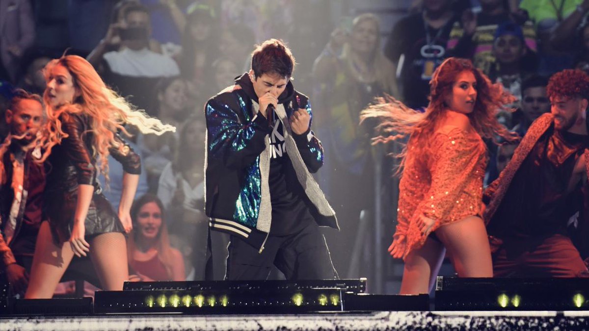 PremiosJuventud's tweet photo. Así abrió Daniel El Travieso el #PremiosJuventud Takeover, la antesala a la fiesta más 'hot' del verano. 🔥 https://t.co/KhbEYp2wpW https://t.co/kRE39Bn7nu