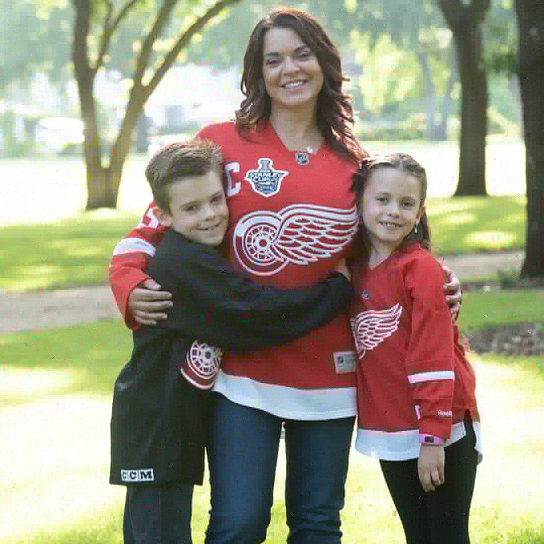 trblmaker13's tweet image. I would love to attend ANY game!!!!  Being that I live in CA and a family of 4, it's too expensive, airfare, rental car, hotel, and tickets.....plus food and souvenirs.  But I know a few littles who's dreams would come true!!!
#givelarksthec