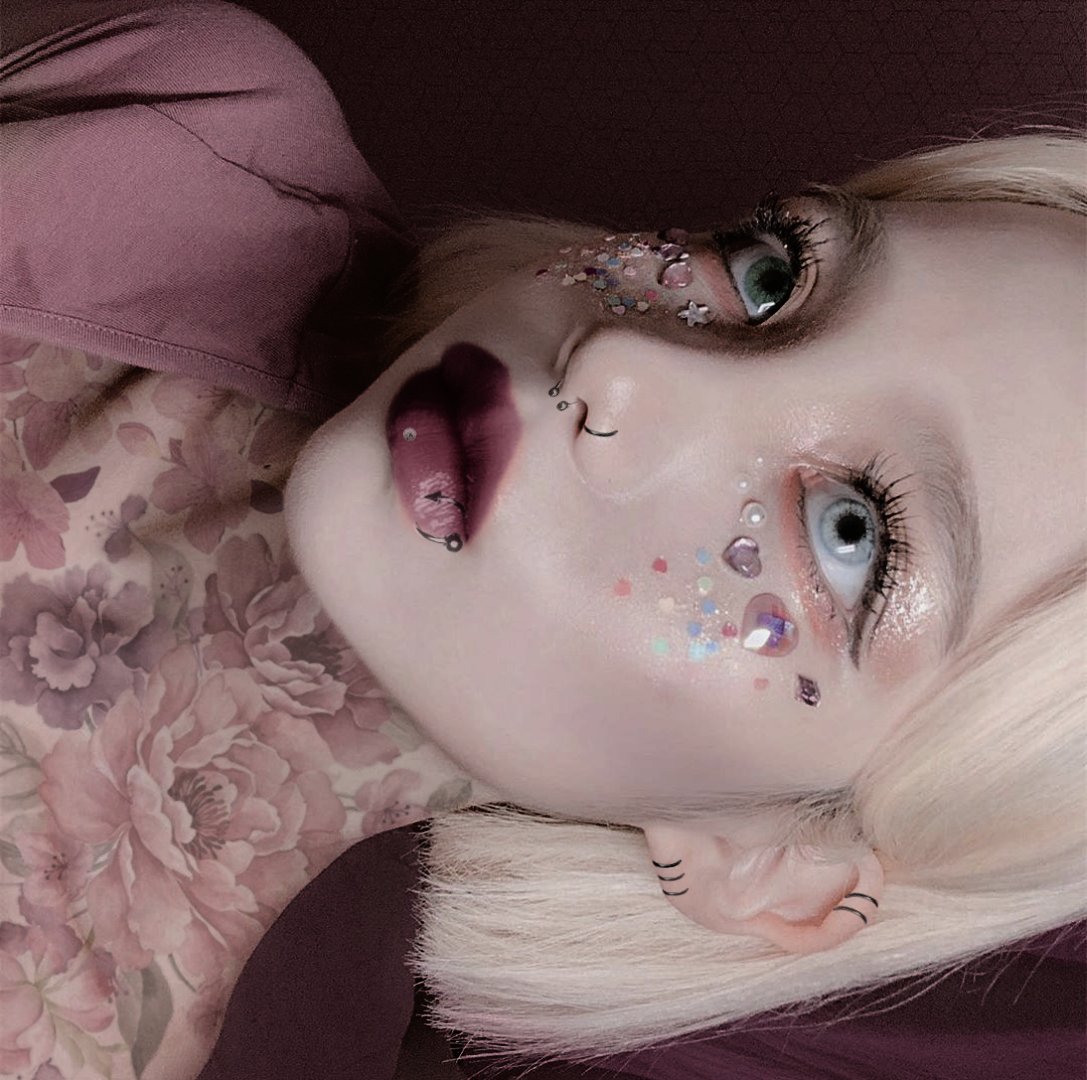 ;    ғᴜᴄᴋ ᴏғғ.
— El mundo no es rosado porque querías, el mundo fue y será una porquería.