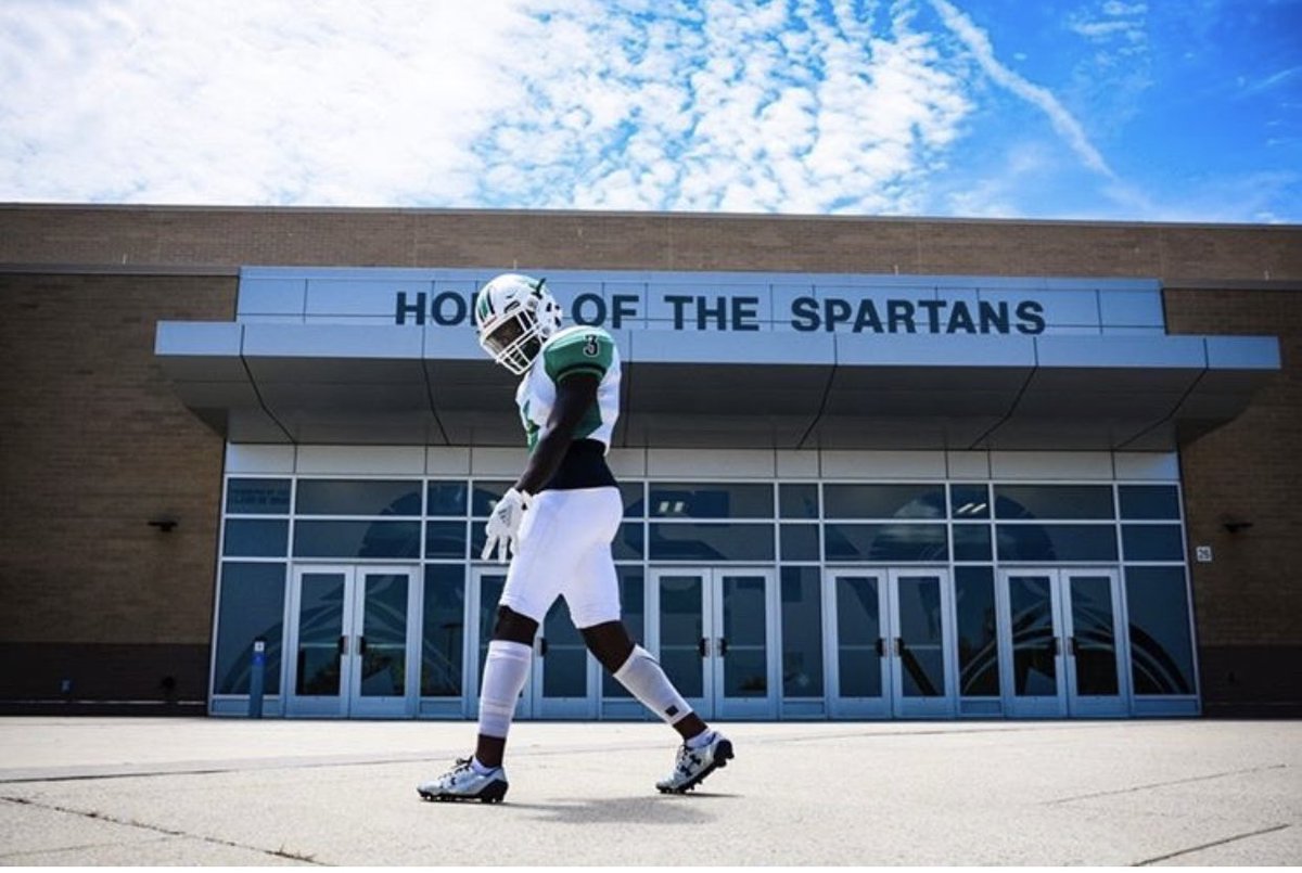 NikkiBJaxx417's tweet photo. My @ogscrappy Senior Szn...We Live Baby 💙🏁🏈🙌✈️ #MySenior #ScrapGotNext https://t.co/ooRCfdAwS1