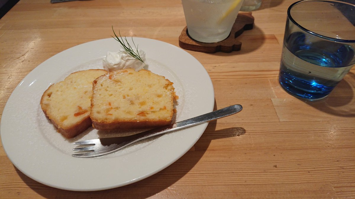 mam_hmh's tweet photo. 昨日は、吉祥寺の #moicafe さんに行ったんです~☕
サーモンのタルタルサンドウィッチを、エルダーフラワーシロップのドリンクと共に。
木曜日は、シナモンロールをテイクアウト出来るので、家族に食べさせたくて。あと、新作のTシャツを求めに🤗🎵
シナモンロール、やっぱり家族に好評でした!🙌 https://t.co/eNRJO17qWM