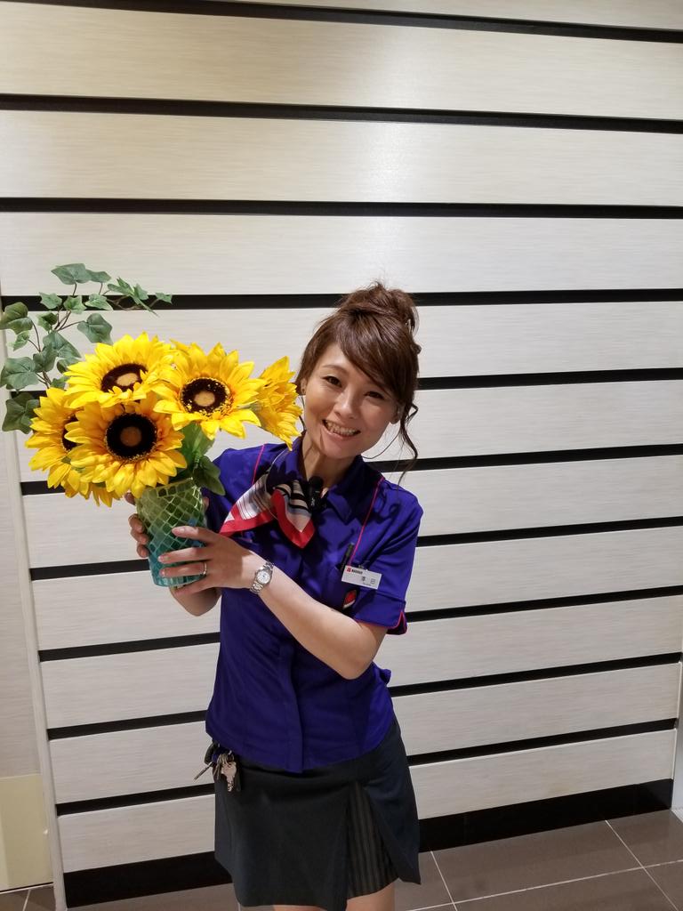 ট ইট র マルハン千歳 チマルの日常 おはようございます 連日雨が続いてますね 太陽が恋しい今日この頃です そんな中 千歳店スタッフの 澤田さんはひまわりのような 笑顔で今日も頑張ります ご来店の際は お足元が悪いので お気をつけてお越し