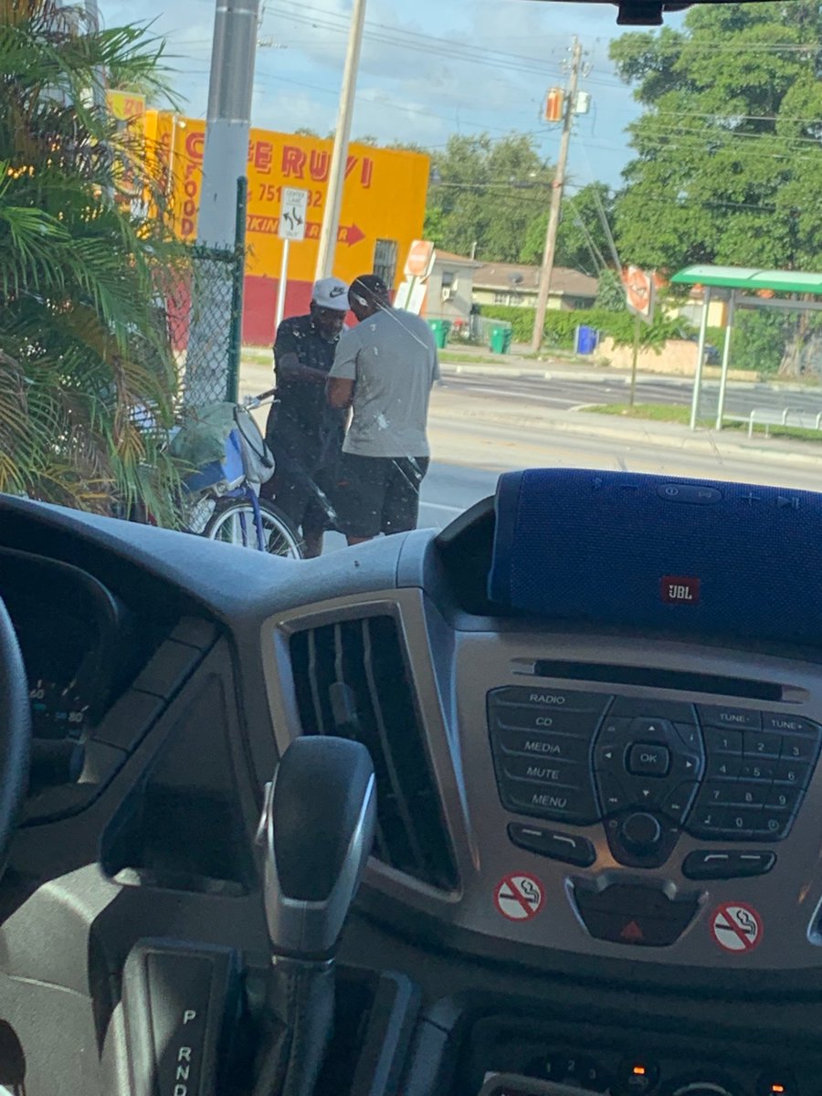 ervin_mack's tweet photo. Our second team started the morning off praying and evangelizing to the homeless in downtown Miami in Brickell City. The need is great! The kids were bold, courageous, and eager to serve!!! ⁦@803highschool⁩ ⁦@ShandonBaptist⁩ #803Miami2019 #LiveSent https://t.co/pkOH0BxQZU
