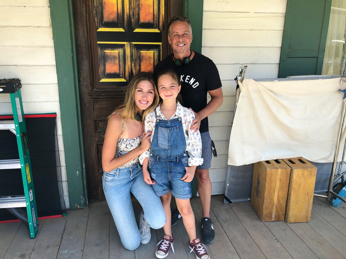 surprise set visits are the best 🙏🏼❤️<a href="/perrymattfeld/">Perry Mattfeld</a> @Unicorn_Movie @UniversalEnt <a href="/RyanKArmstrong/">Ryan Kiera Armstrong</a> this kid don’t stop 🤷🏻‍♂️