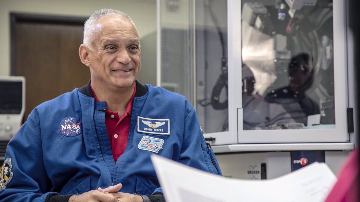 EngineeringUTEP's tweet photo. As part of Apollo 11 50th Anniversary Celebration, Estela Casas interviews Dr. Danny Olivas, former #NASA astronaut. Don’t miss this exclusive interview tonight at 10 KVIA ABC-7 🚀👨🏽‍🚀🌘🤙🏻🧡
#UTEP #ElPaso #UTEPEngineering #Engineering #DannyOlivas #Apollo11 #Apollo50th https://t.co/viIy6Olprf