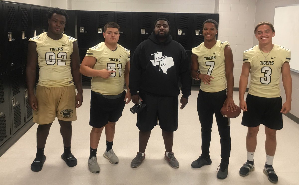 TevinStuddard's tweet photo. What #TXHSFB team should #TexasTev visit next for #USAToday2019KickoffVideo
2017 https://t.co/aUCzyNPaz9
2018 https://t.co/5RIYK450t5
2019 Florida High School Football went HARD, let’s see what Texas got https://t.co/8NfvdfYYII