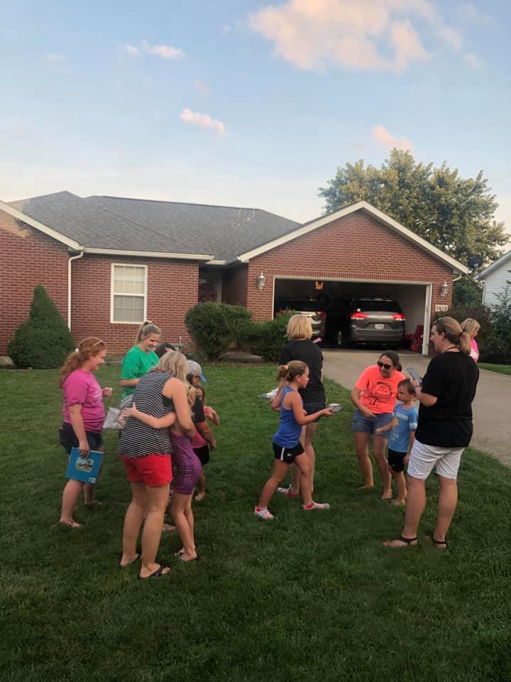 JacksonR2School's tweet photo. Our East Elementary teachers and principals visited students at home tonight! They brought books, snacks and hugs to every stop! East students were standing at the end of driveways waving and jumping up and down excitedly as the BIG JR2 bus pulled up to visit! #JR2Proud https://t.co/EFoCOWf8Rb