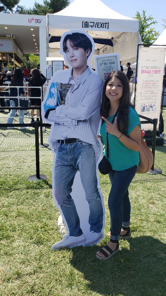 OGP_Jackie's tweet photo. The way I wanted to take all these cardboard cut outs home with me lol!😂🤣🥰💜 #btsmusterseoul #btsmuster2019 #방탄소년단 #BTS https://t.co/CGtQCtXDU9