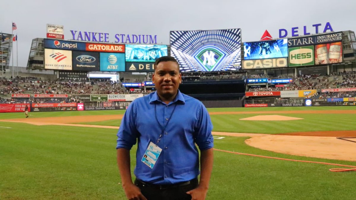 JhonyMosquera's tweet photo. Hoy desde el Yankee Stadium, buscando una que otra historia sobre Mariano Rivera. Impresionante como lo recuerdan aún. En un rato las entrevistas en @JMDeporte #JMariano https://t.co/KngSQiyNiv