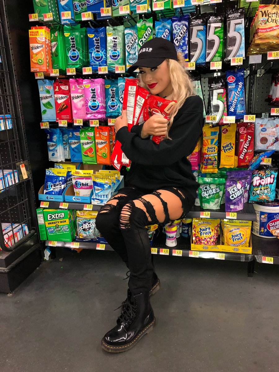 Viperous's tweet photo. would you drop kick me for 200 bags of hot Cheetos? https://t.co/KSF3ohLdQp