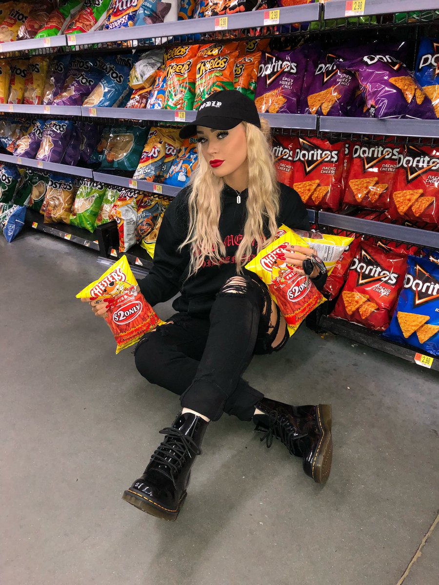 Viperous's tweet photo. would you drop kick me for 200 bags of hot Cheetos? https://t.co/KSF3ohLdQp